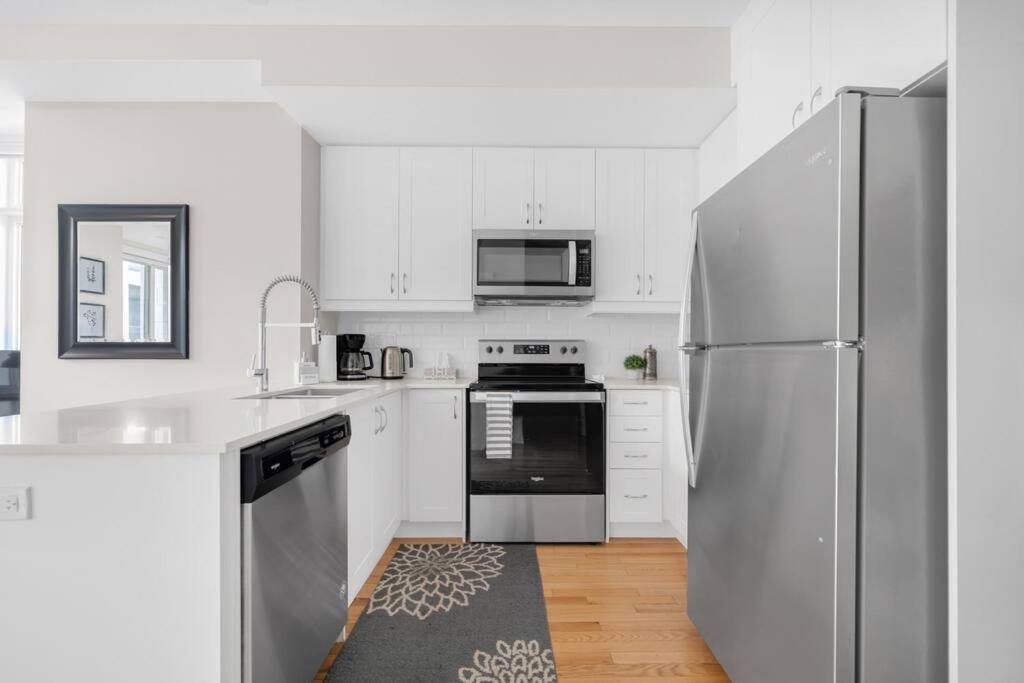 Designer Yorkdale 2BR Townhouse, Private Patio, Parking