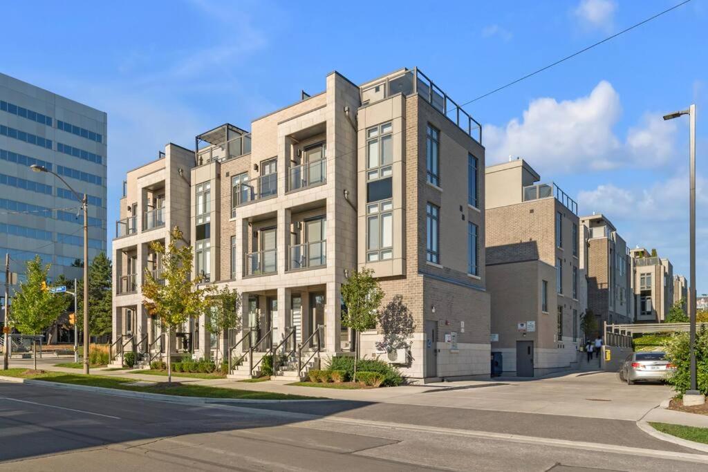 Designer Yorkdale 2BR Townhouse, Private Patio, Parking