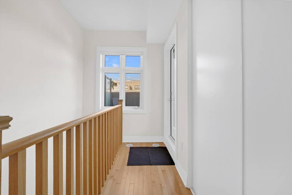 Designer Yorkdale 2BR Townhouse, Private Patio, Parking