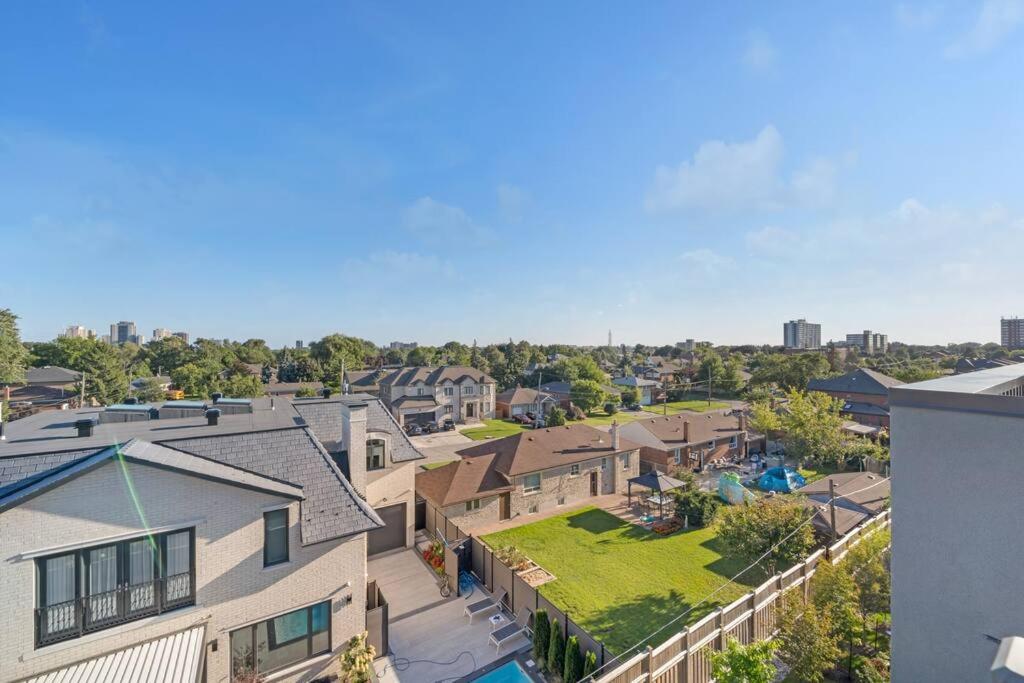 Designer Yorkdale 2BR Townhouse, Private Patio, Parking