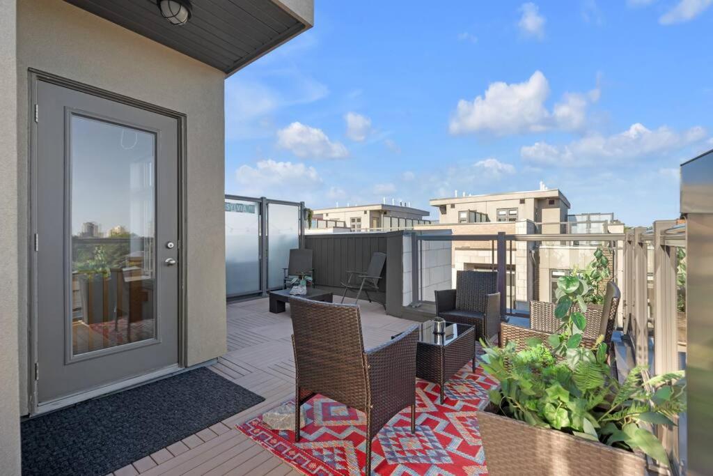 Designer Yorkdale 2BR Townhouse, Private Patio, Parking