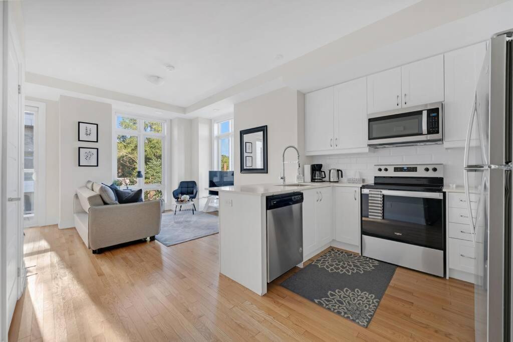 Designer Yorkdale 2BR Townhouse, Private Patio, Parking