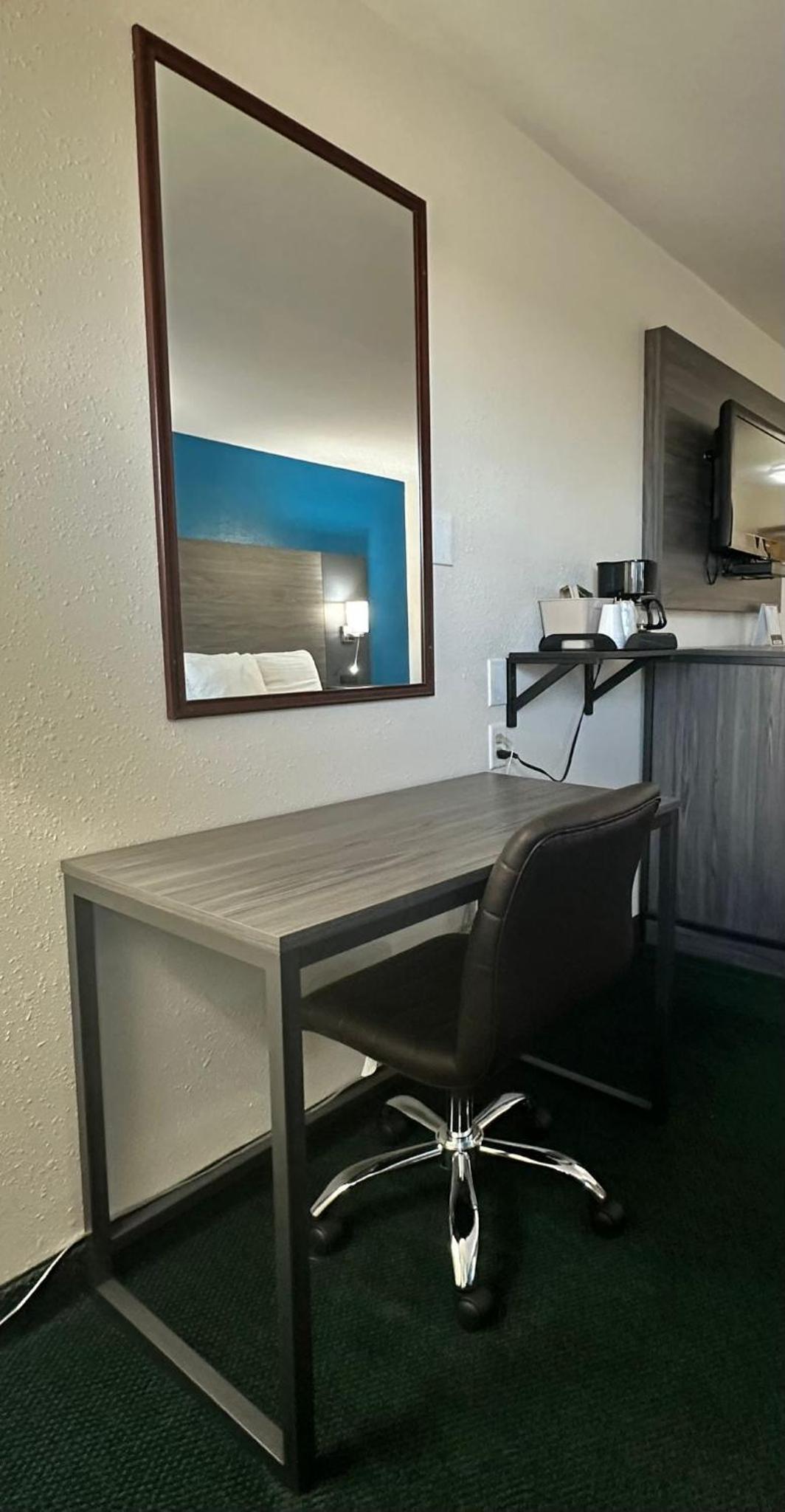 Super 7 Inn Tecumseh - Property Image 3