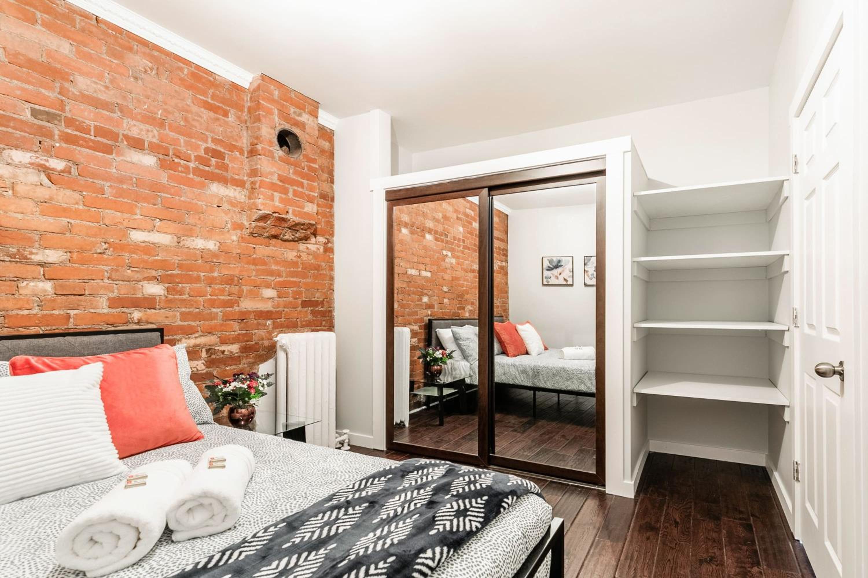 Cozy 1BR- Condo Unit - James Street North