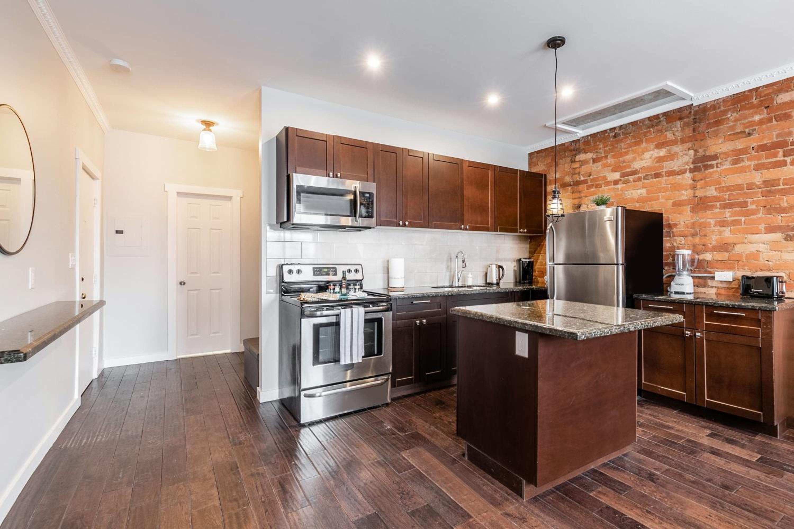 Cozy 1BR- Condo Unit - James Street North