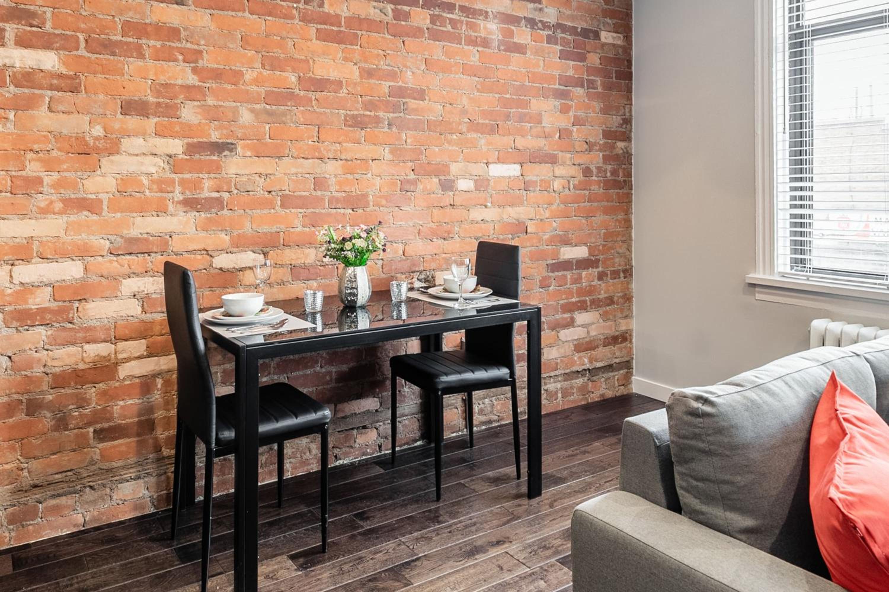 Cozy 1BR- Condo Unit - James Street North