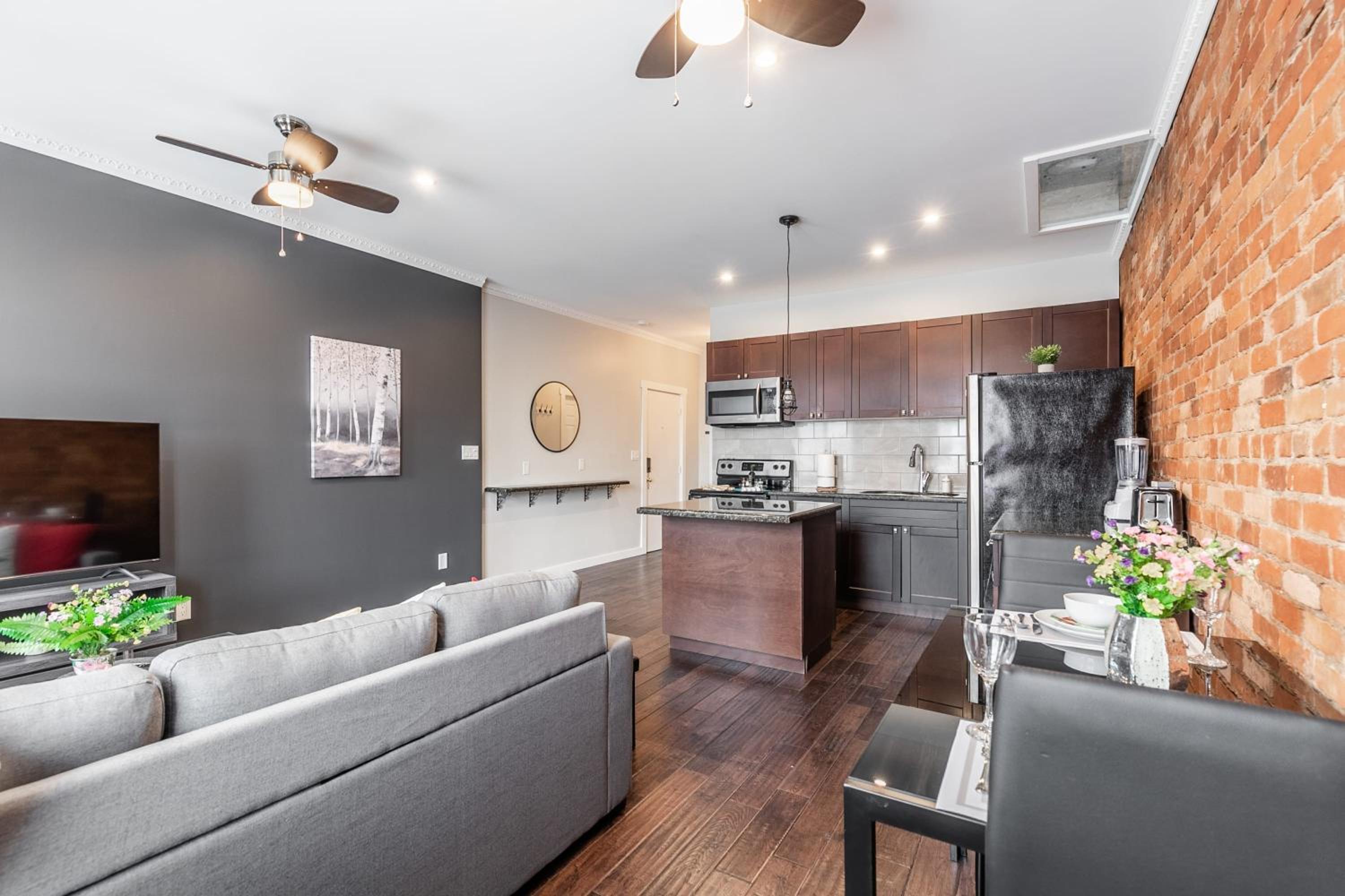 Cozy 1BR- Condo Unit - James Street North