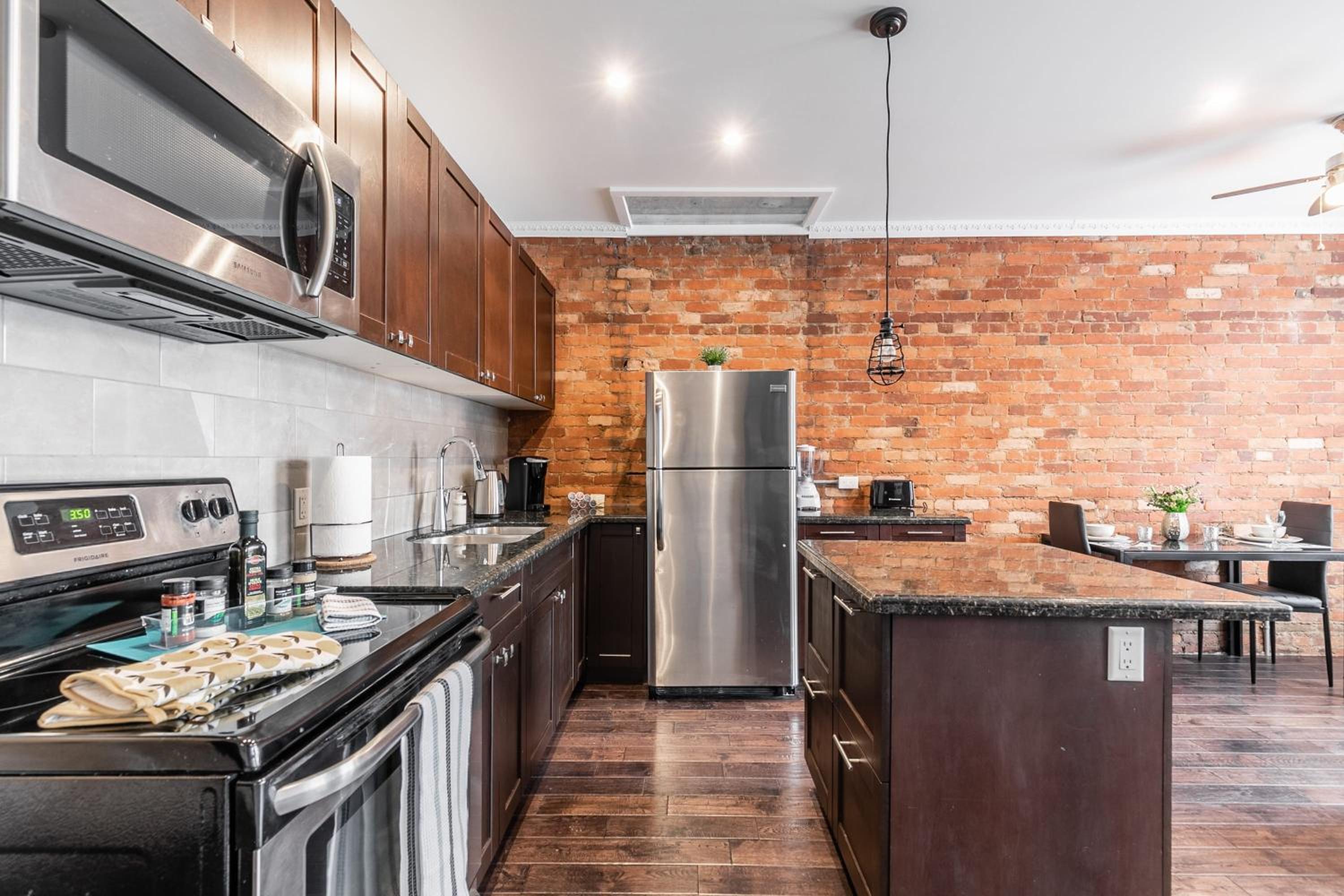 Cozy 1BR- Condo Unit - James Street North