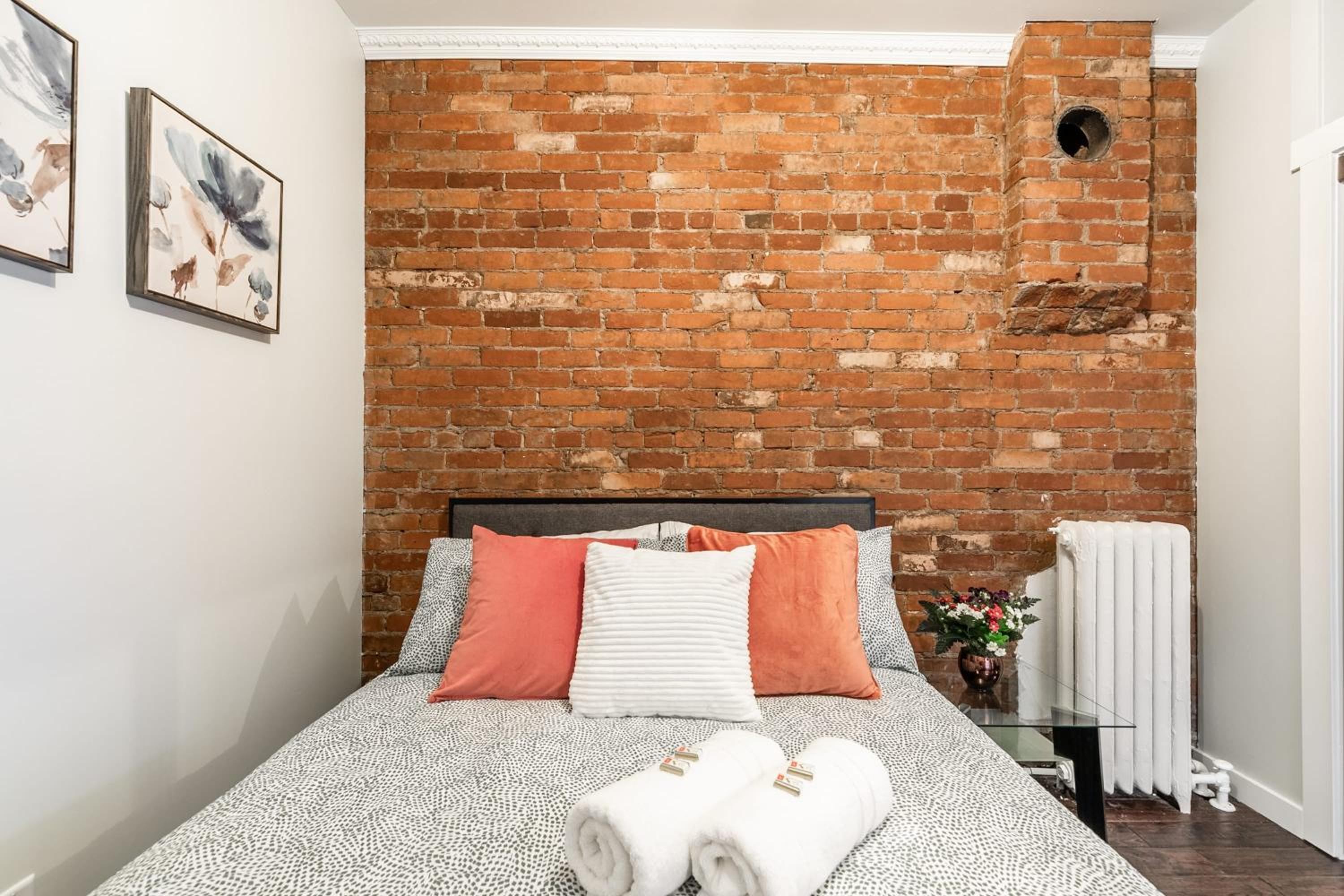 Cozy 1BR- Condo Unit - James Street North
