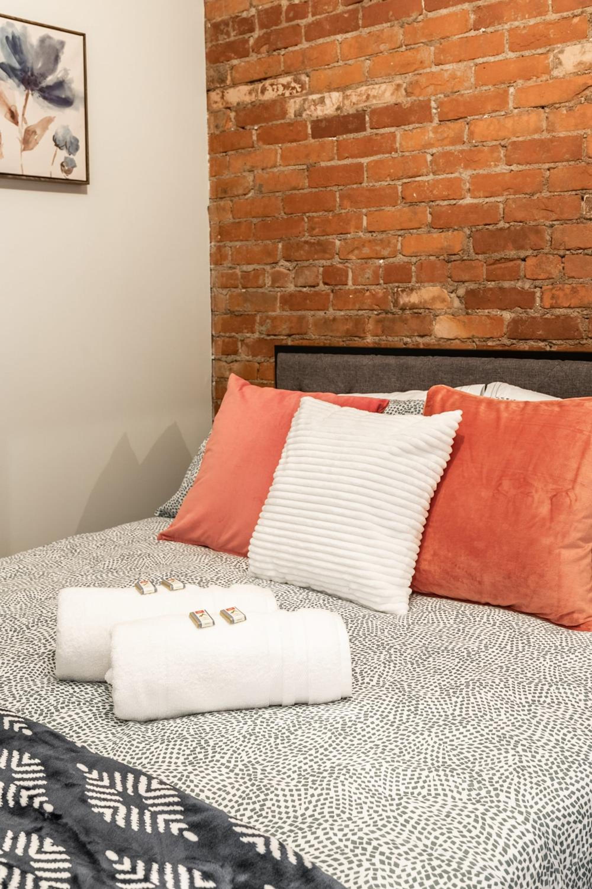 Cozy 1BR- Condo Unit - James Street North