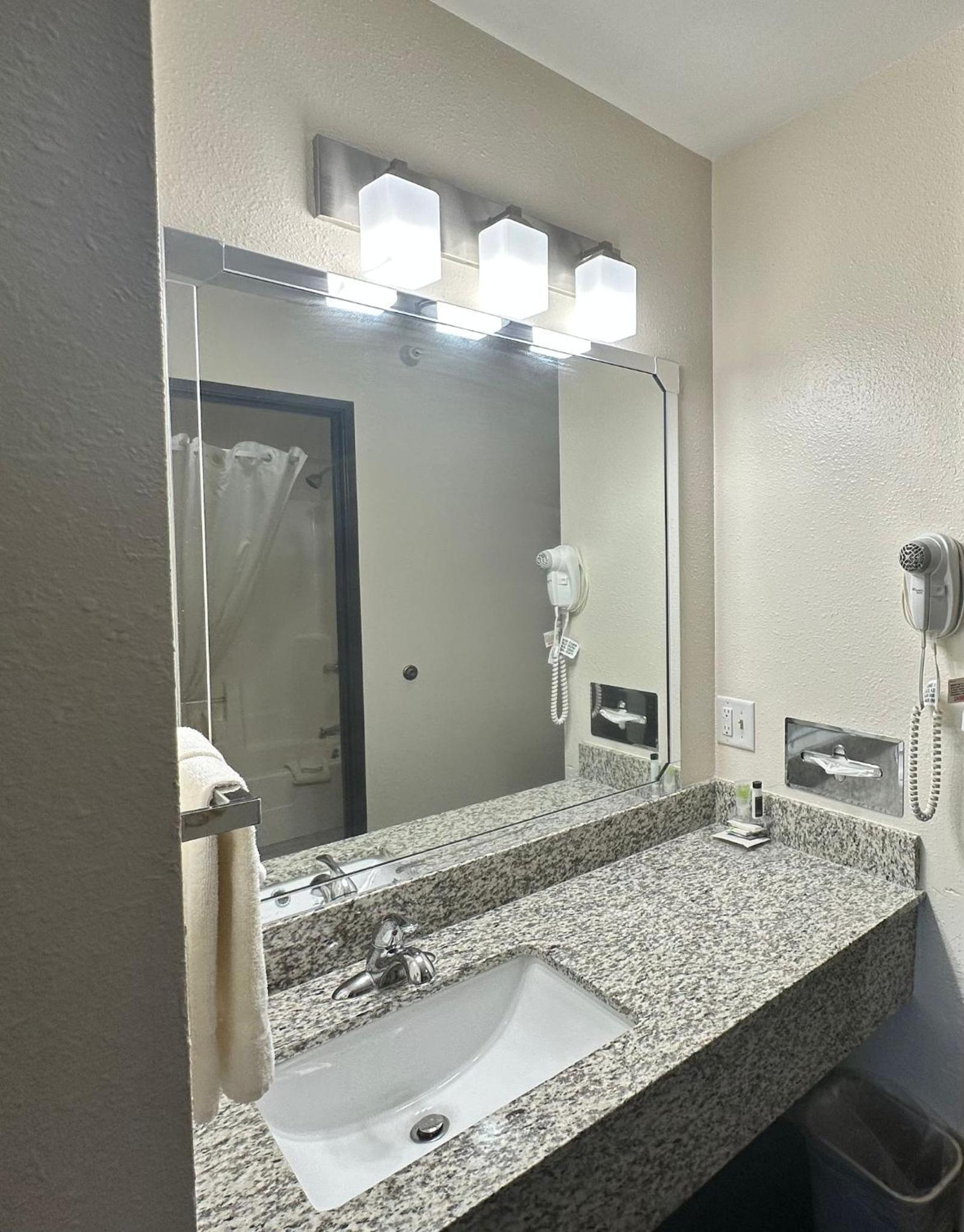 Super 7 Inn Tecumseh - Property Image 13