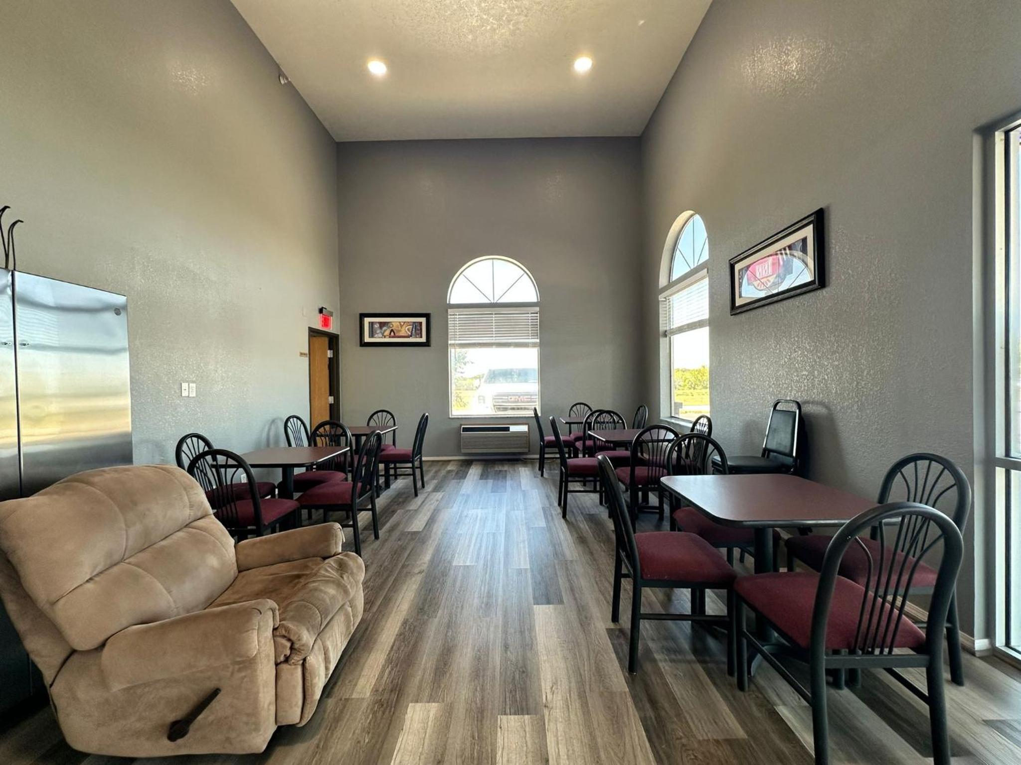 Super 7 Inn Tecumseh - Property Image 19
