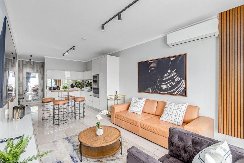 2 Bed Luxury Apartment, Ellipse, Waterfall view 3