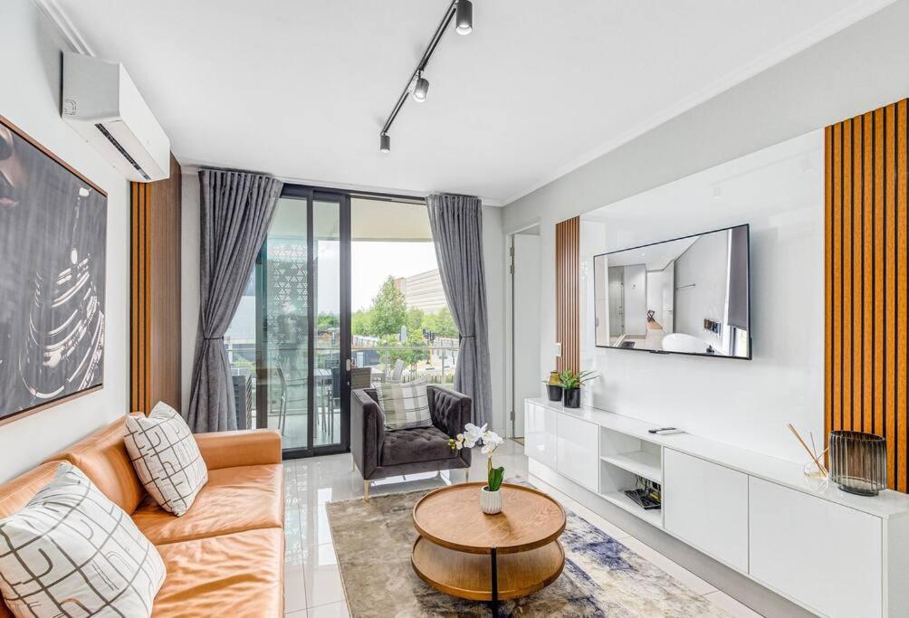 2 Bed Luxury Apartment, Ellipse, Waterfall view 5
