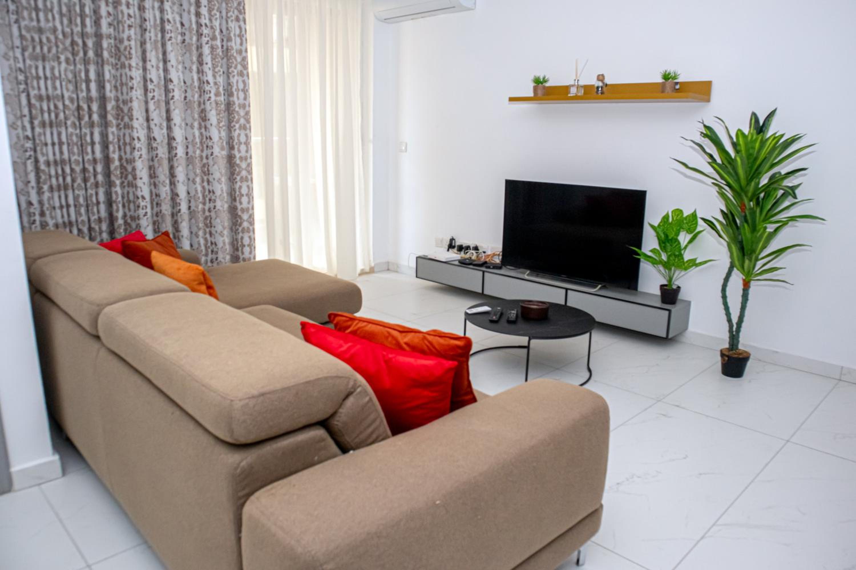 Modern Hennessy Apartment photo 4