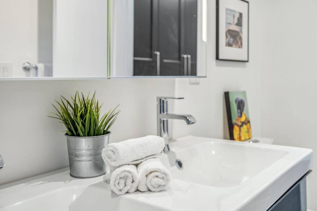 Deluxe 3BR Junction House, KING bed, Hot Tub, BBQ