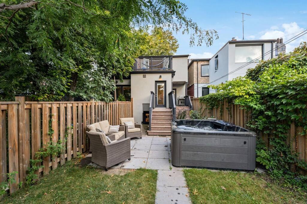 Deluxe 3BR Junction House, KING bed, Hot Tub, BBQ
