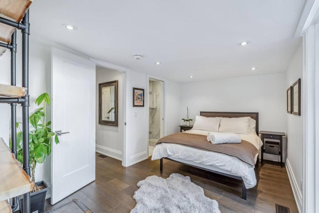 Deluxe 3BR Junction House, KING bed, Hot Tub, BBQ