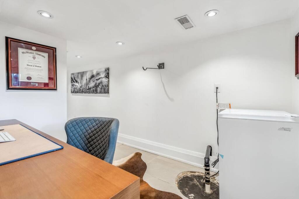 Deluxe 3BR Junction House, KING bed, Hot Tub, BBQ