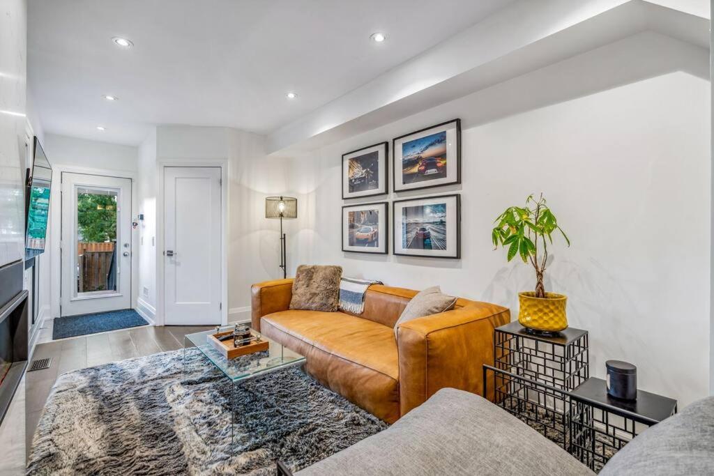 Deluxe 3BR Junction House, KING bed, Hot Tub, BBQ