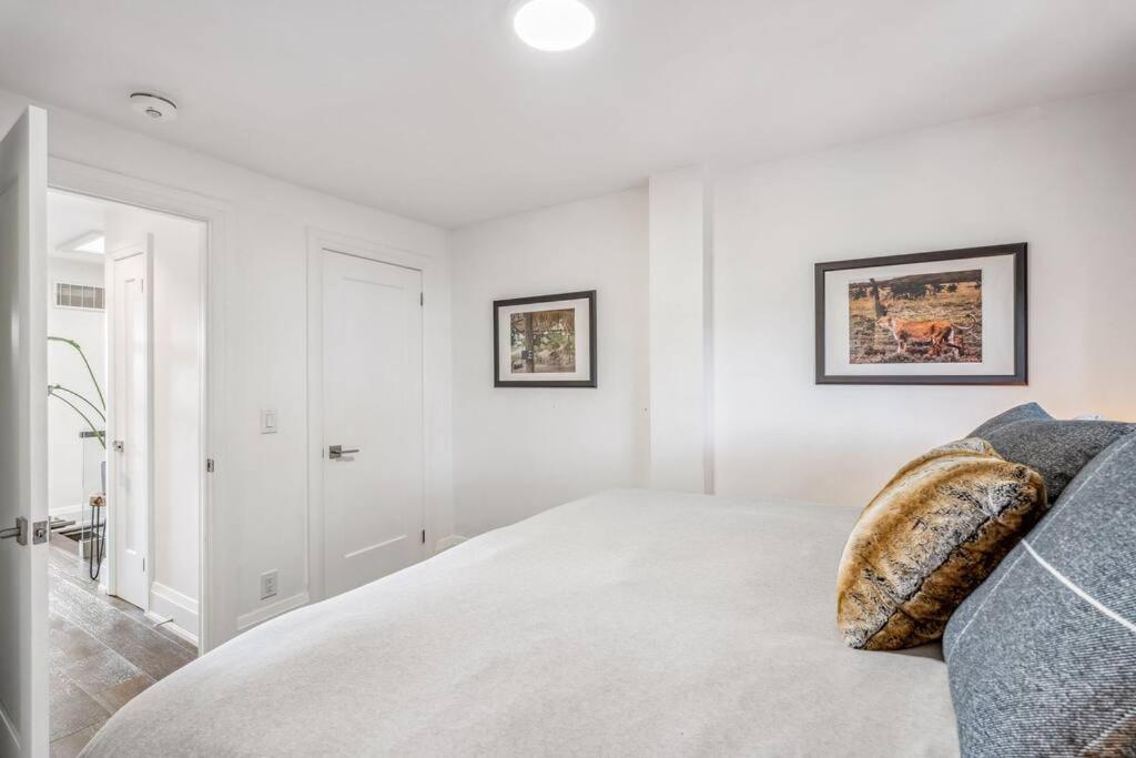 Deluxe 3BR Junction House, KING bed, Hot Tub, BBQ