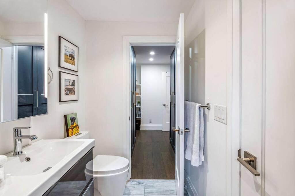 Deluxe 3BR Junction House, KING bed, Hot Tub, BBQ