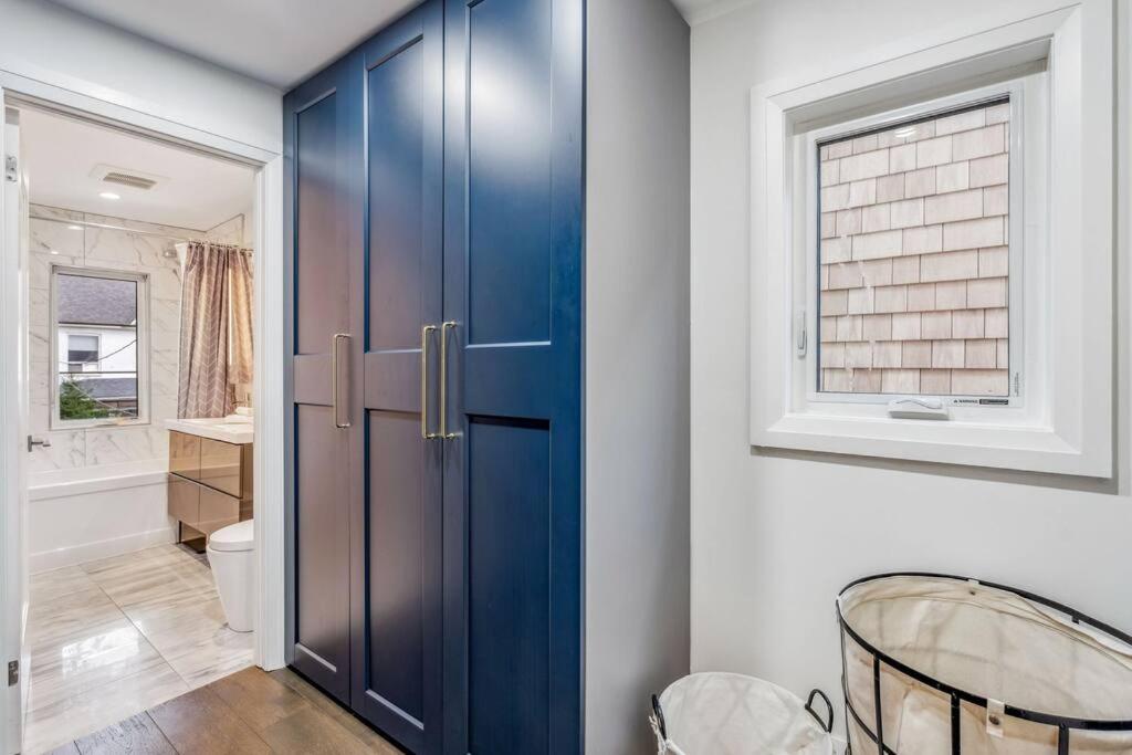 Deluxe 3BR Junction House, KING bed, Hot Tub, BBQ