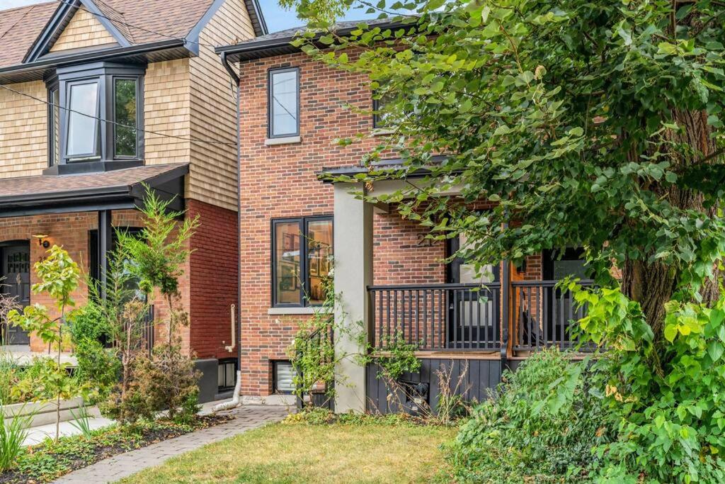 Deluxe 3BR Junction House, KING bed, Hot Tub, BBQ