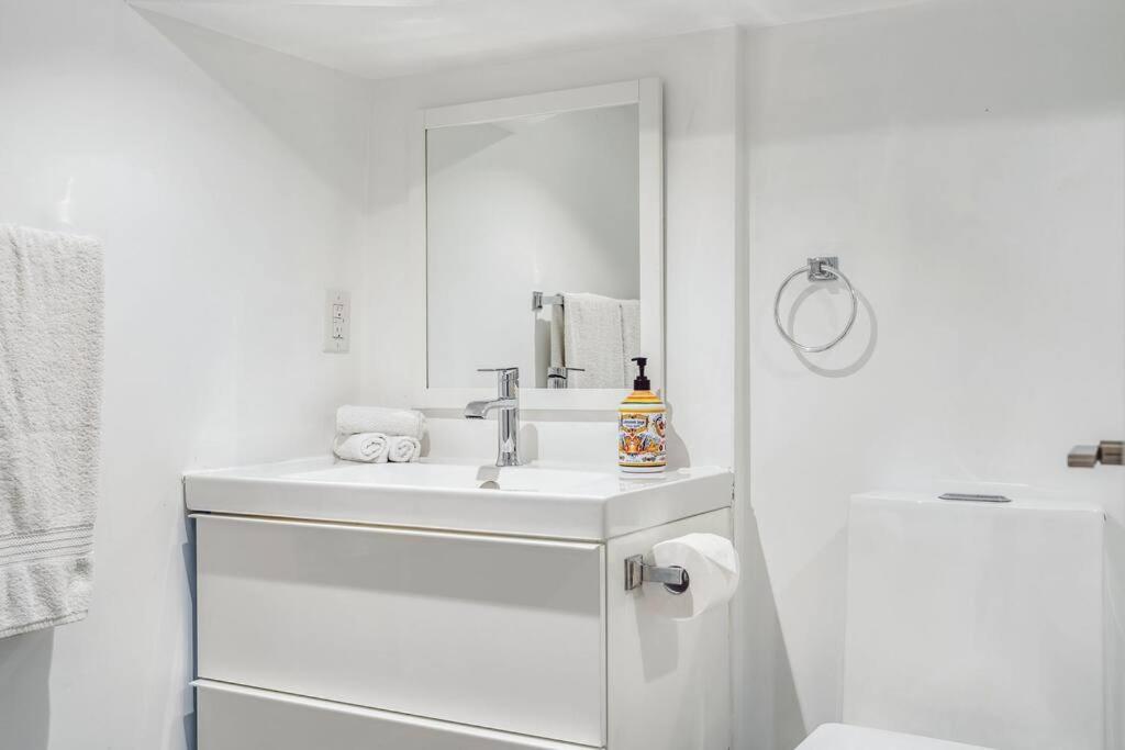 Deluxe 3BR Junction House, KING bed, Hot Tub, BBQ