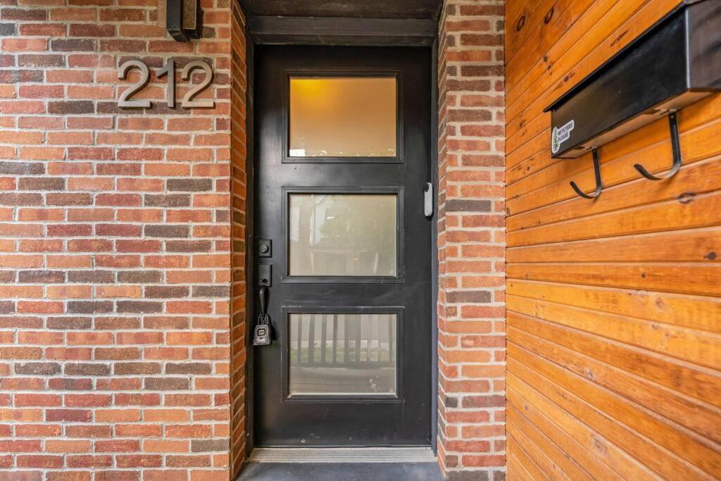 Deluxe 3BR Junction House, KING bed, Hot Tub, BBQ
