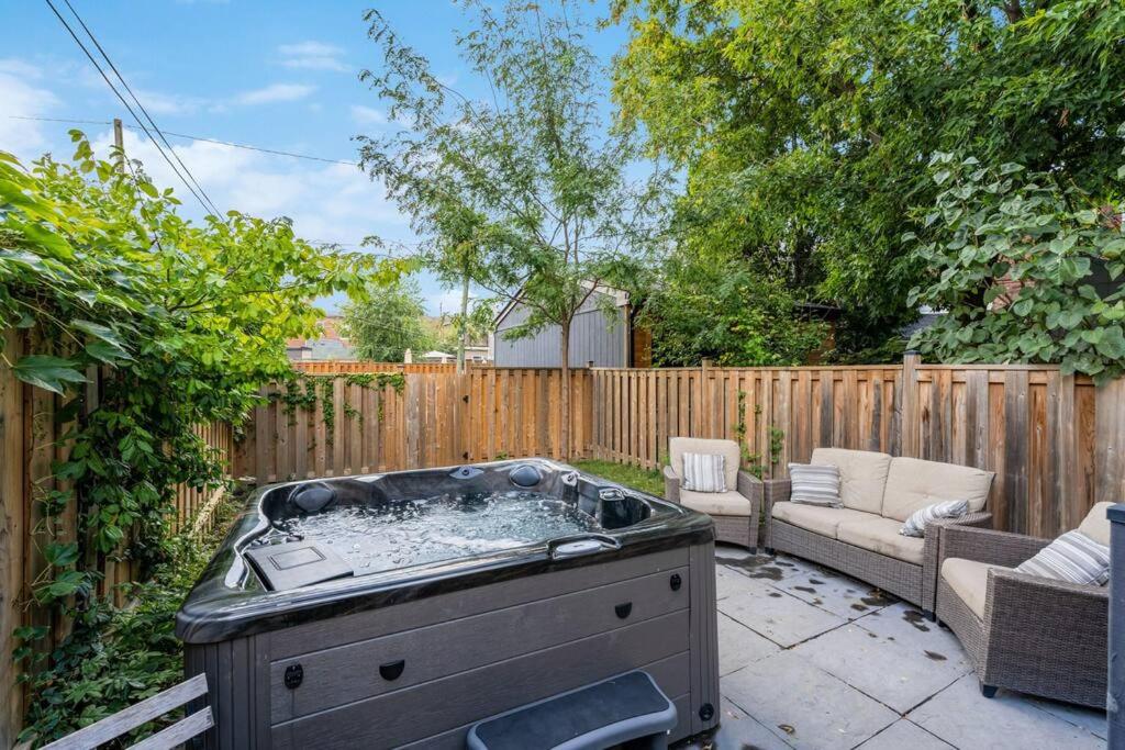 Deluxe 3BR Junction House, KING bed, Hot Tub, BBQ