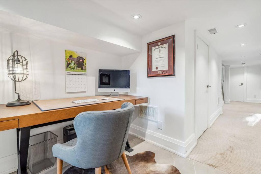 Deluxe 3BR Junction House, KING bed, Hot Tub, BBQ