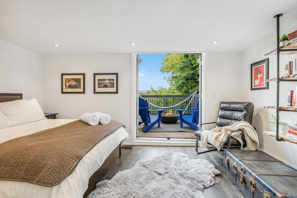Deluxe 3BR Junction House, KING bed, Hot Tub, BBQ
