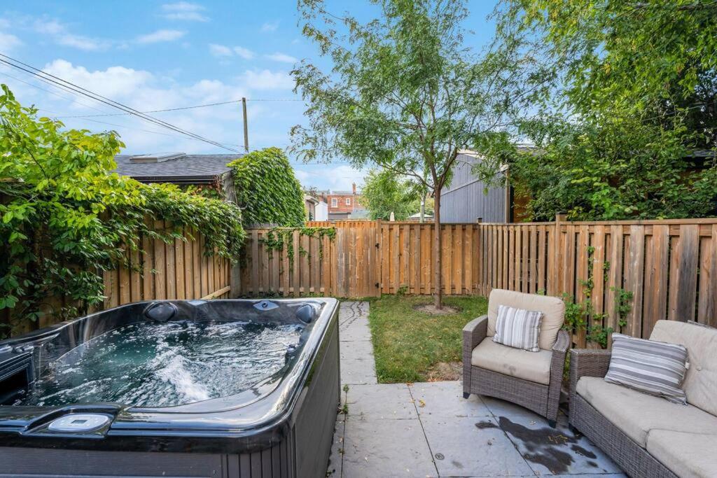 Deluxe 3BR Junction House, KING bed, Hot Tub, BBQ