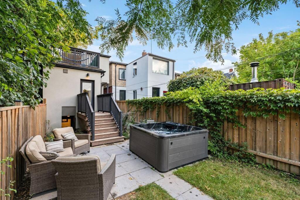 Deluxe 3BR Junction House, KING bed, Hot Tub, BBQ