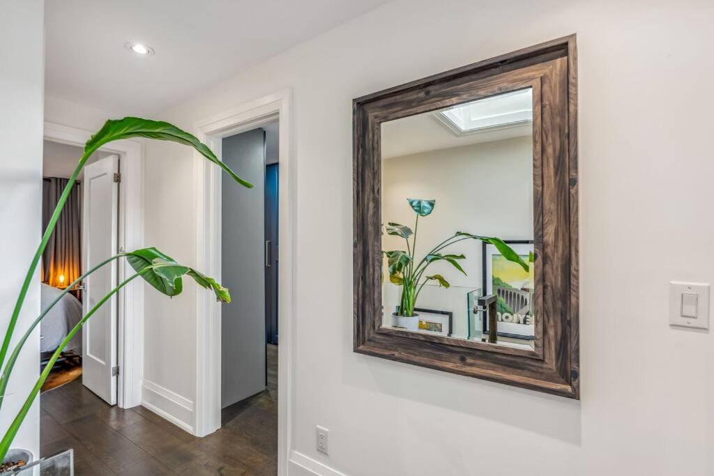 Deluxe 3BR Junction House, KING bed, Hot Tub, BBQ