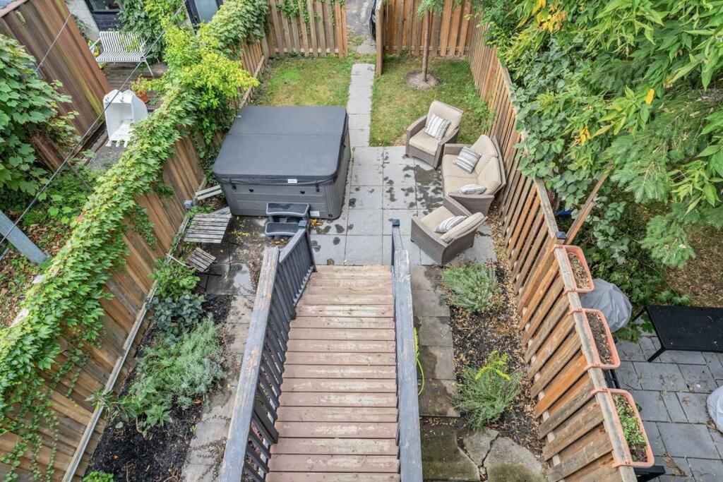 Deluxe 3BR Junction House, KING bed, Hot Tub, BBQ