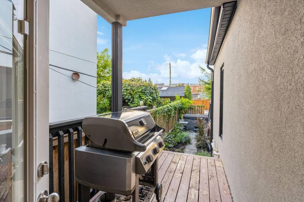 Deluxe 3BR Junction House, KING bed, Hot Tub, BBQ