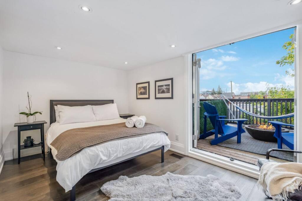 Deluxe 3BR Junction House, KING bed, Hot Tub, BBQ