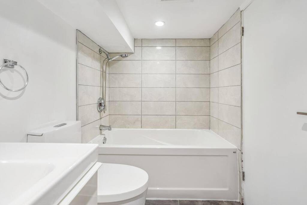 Deluxe 3BR Junction House, KING bed, Hot Tub, BBQ