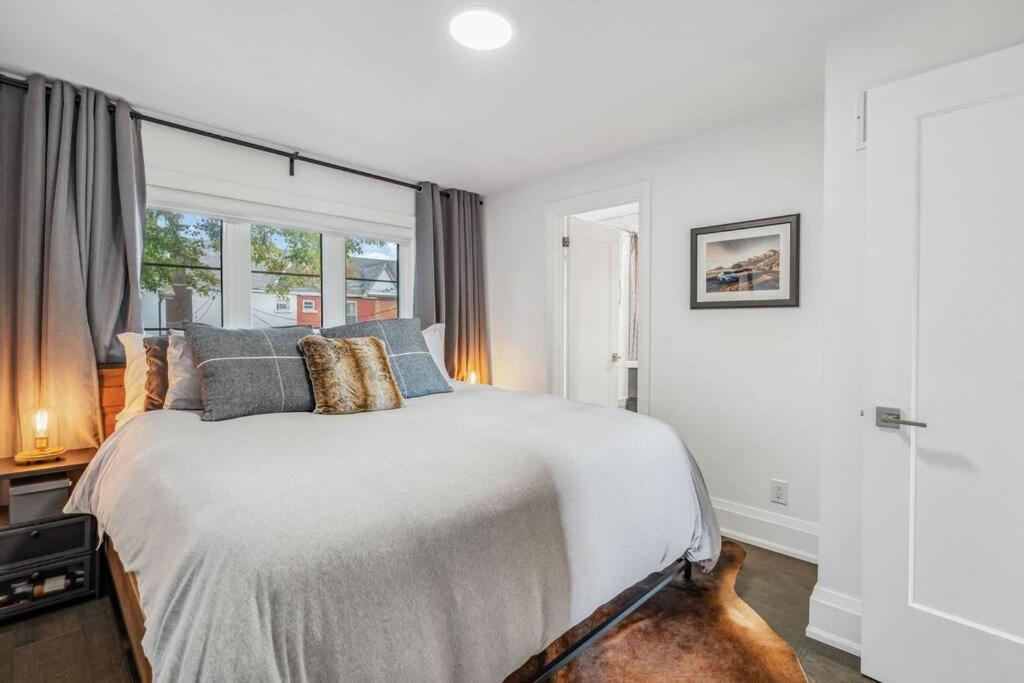 Deluxe 3BR Junction House, KING bed, Hot Tub, BBQ