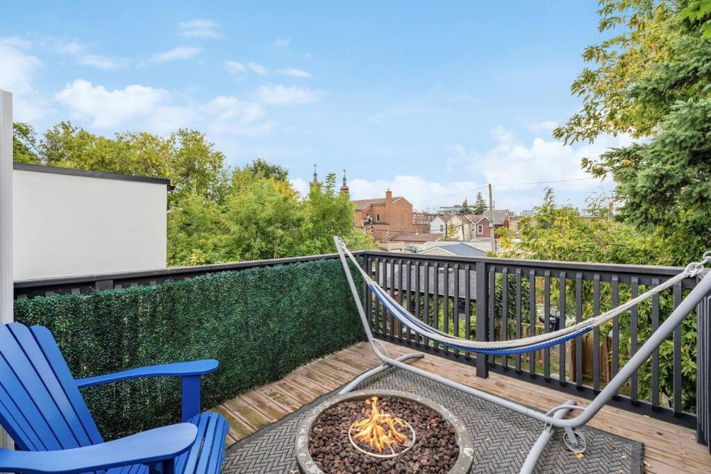 Deluxe 3BR Junction House, KING bed, Hot Tub, BBQ