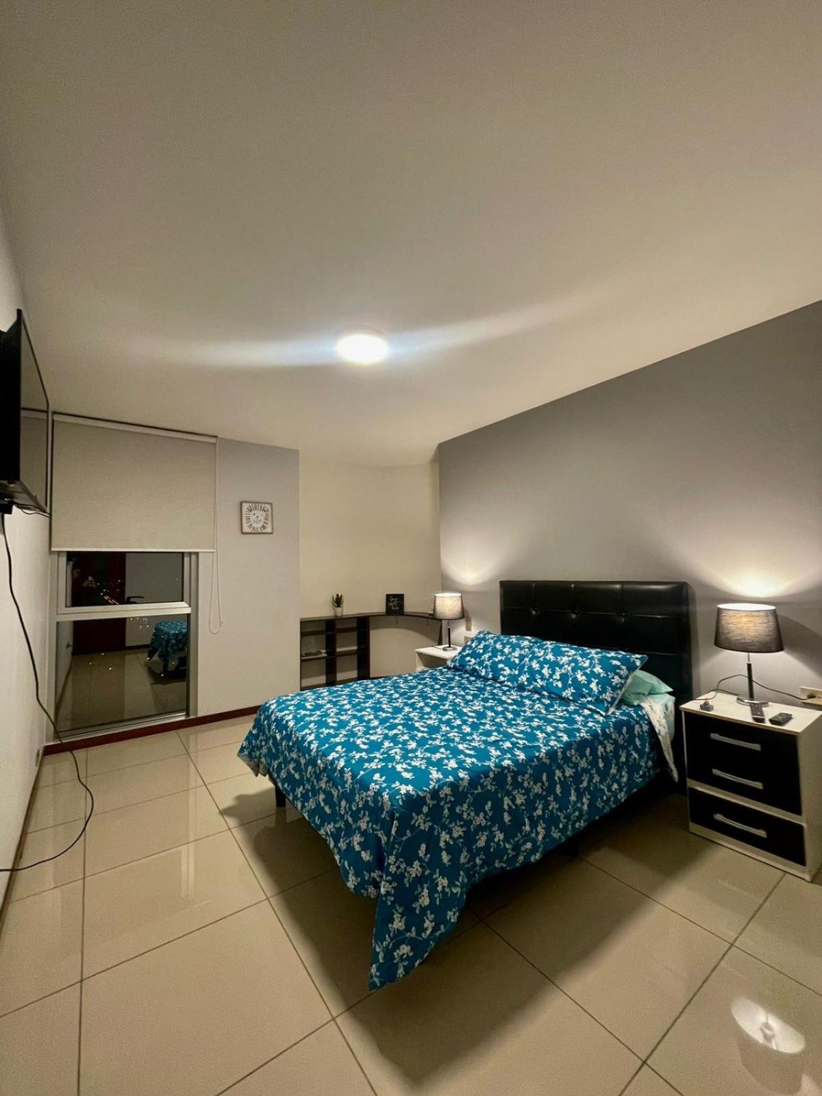 Departamento amplio, moderno y centrico!