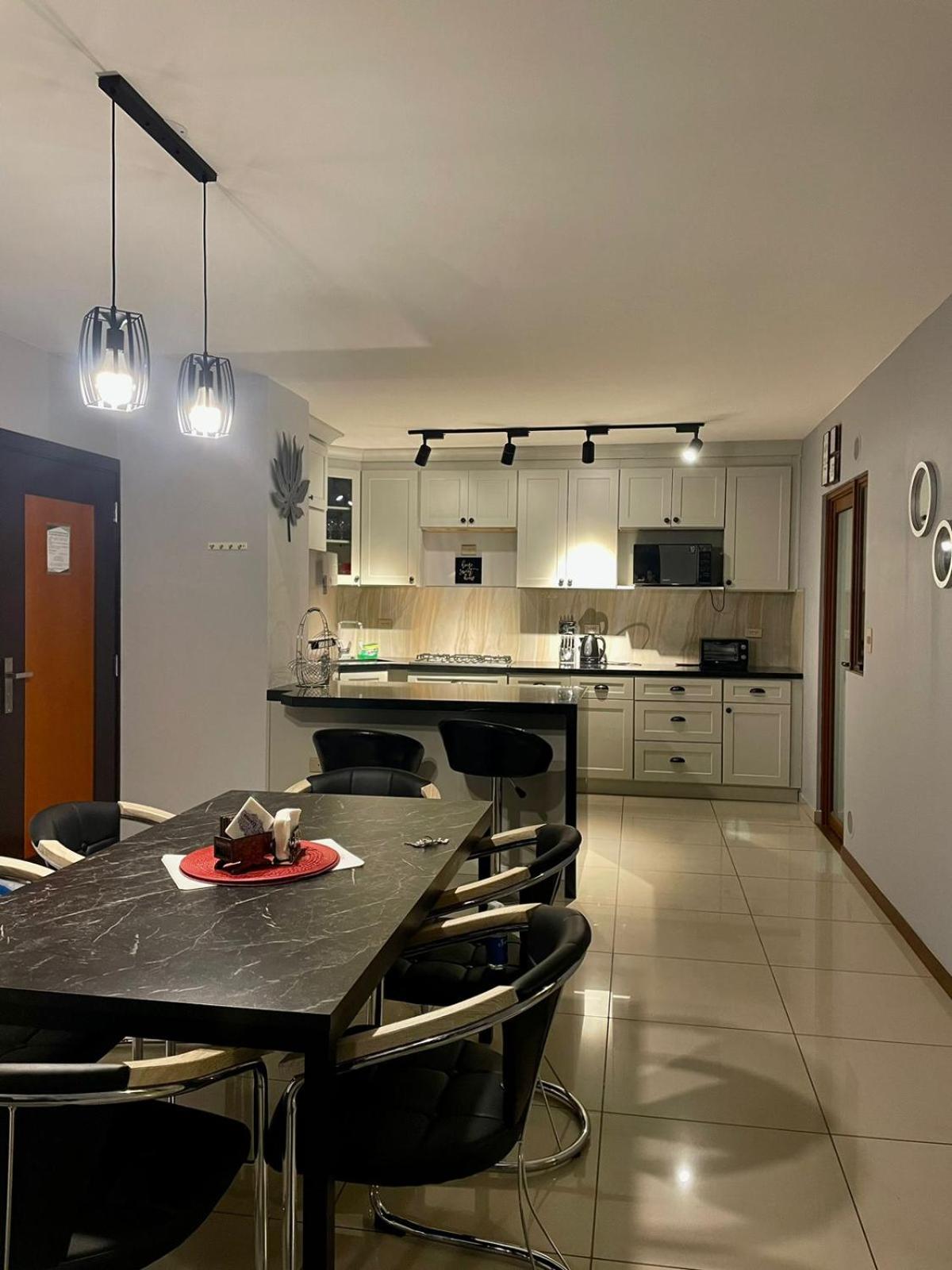 Departamento amplio, moderno y centrico!