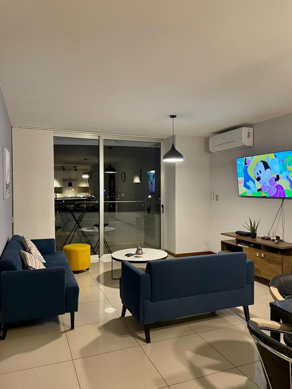 Departamento amplio, moderno y centrico!