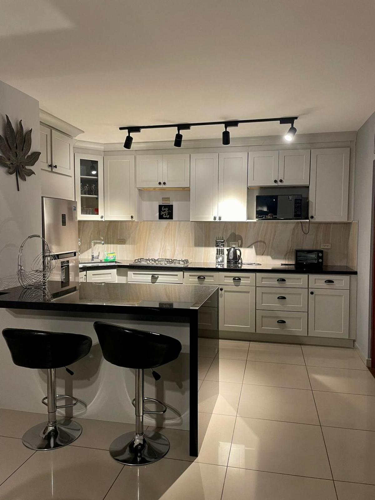 Departamento amplio, moderno y centrico!