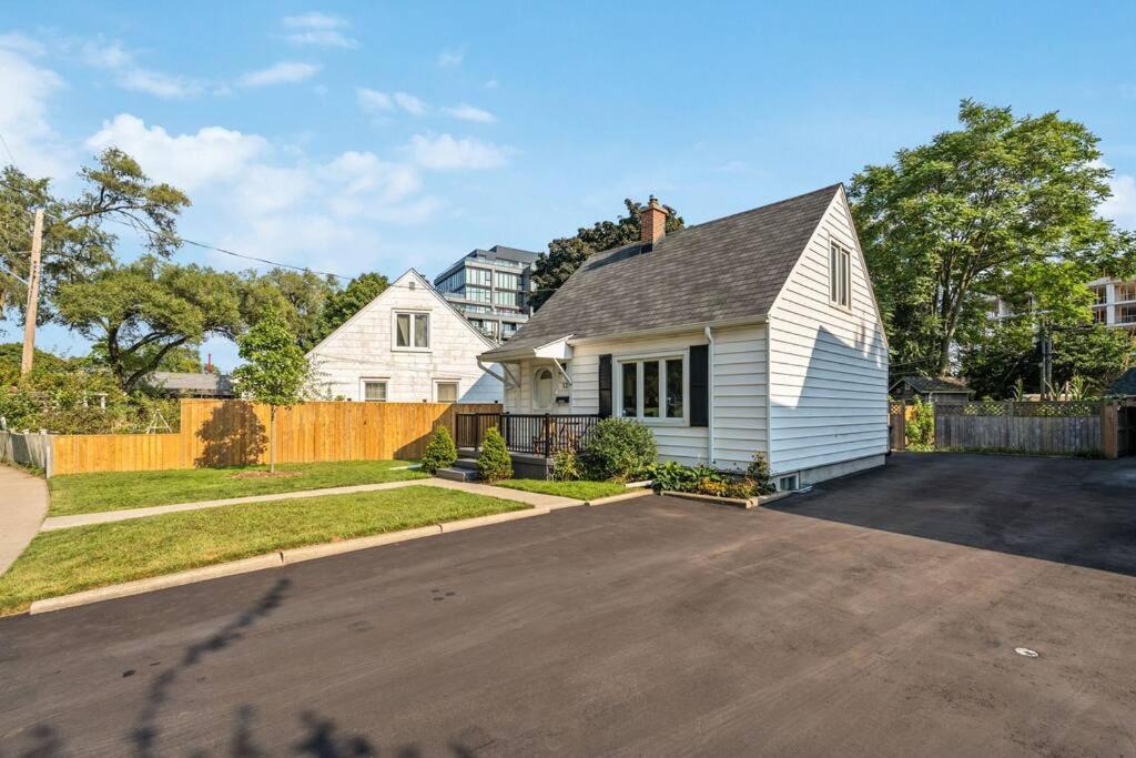 Heritage 3BR Etobicoke Gem, Sherway Gardens, BBQ