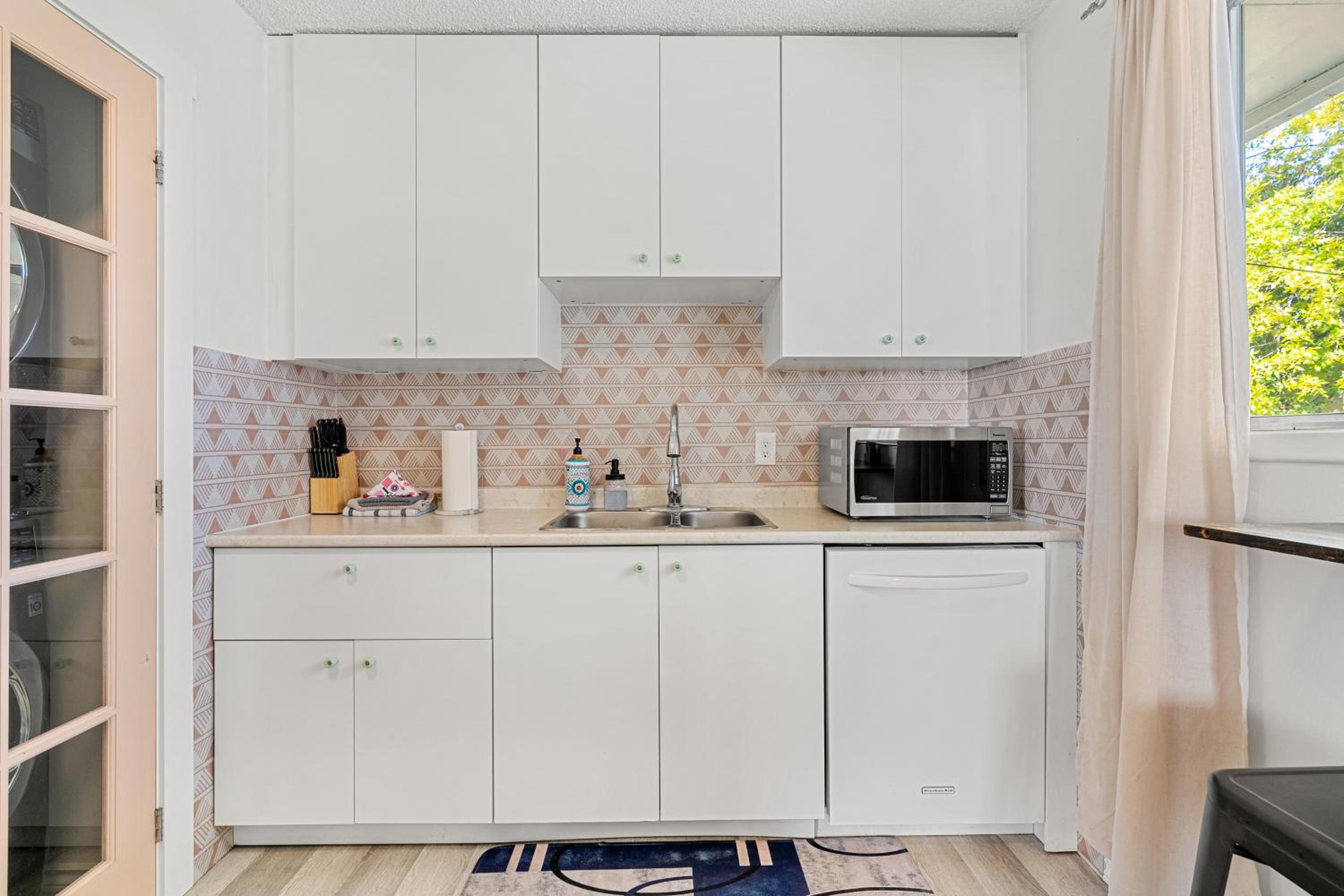 Digital Nomad's Calgary Inner City Gem 3Bd, 5Bed, Sleeps 8, Main Level