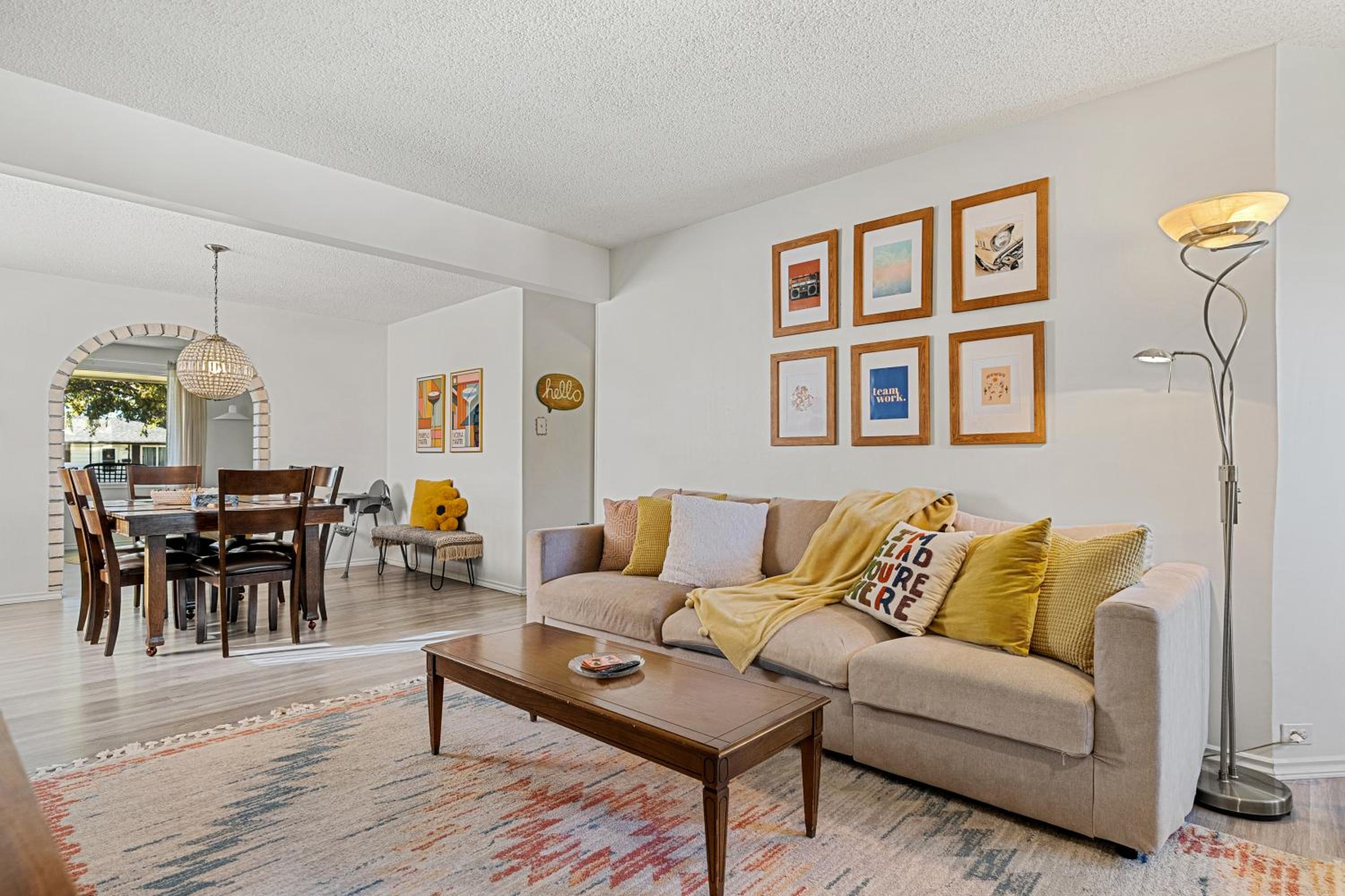 Digital Nomad's Calgary Inner City Gem 3Bd, 5Bed, Sleeps 8, Main Level