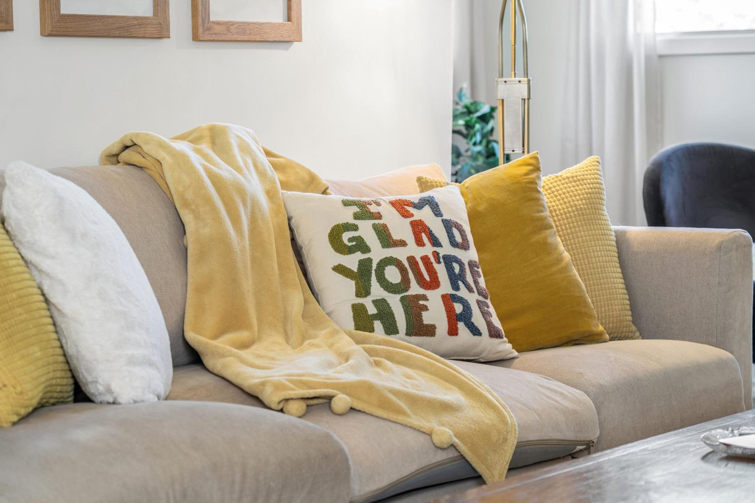 Digital Nomad's Calgary Inner City Gem 3Bd, 5Bed, Sleeps 8, Main Level